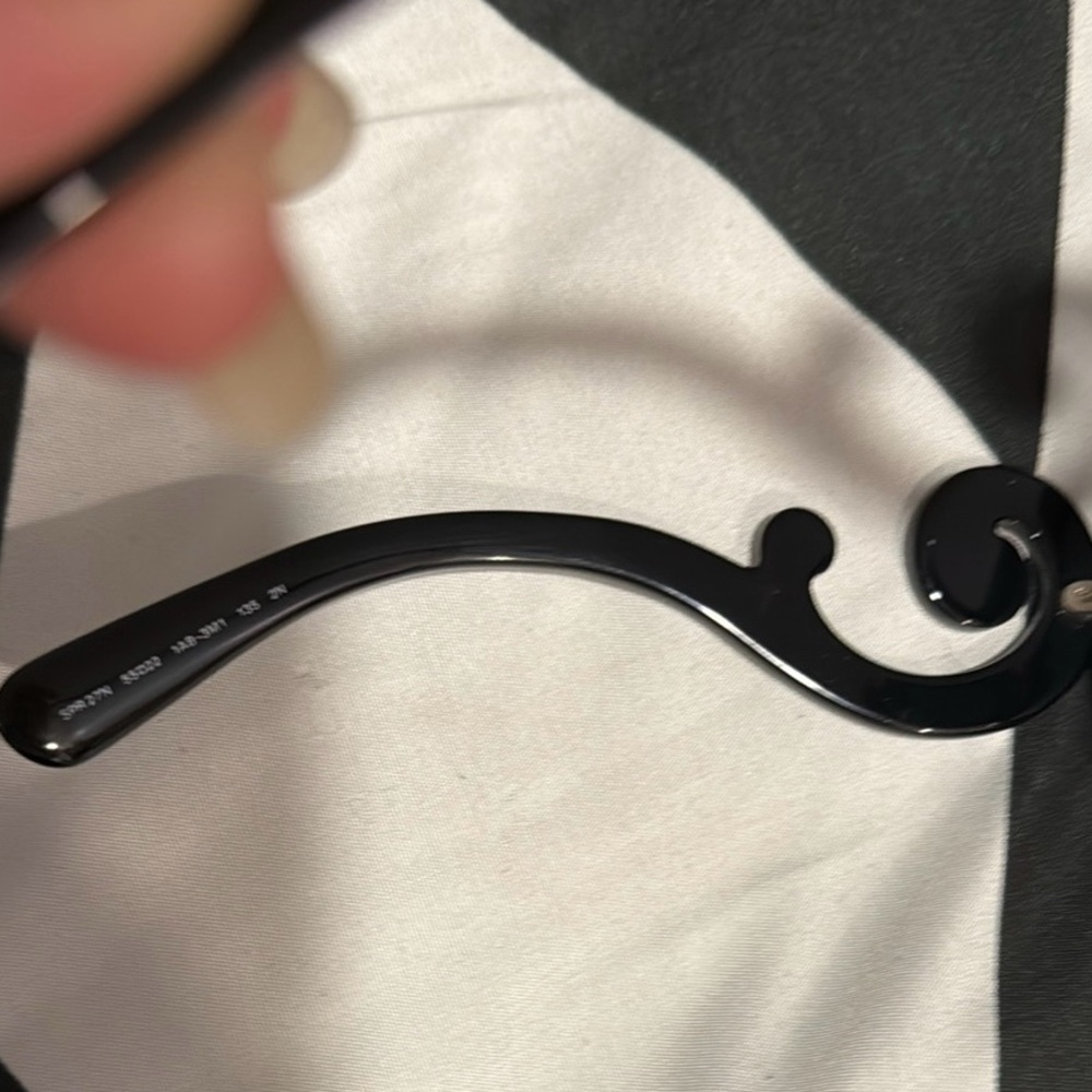 Chic Black Sunglasses - Picture 4 of 10